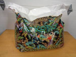 lot 165 image: Large Bag of Fox Farm Professional Potting Mix