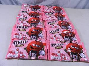 lot 190 image: 10 New 10 oz Bags of M and Ms