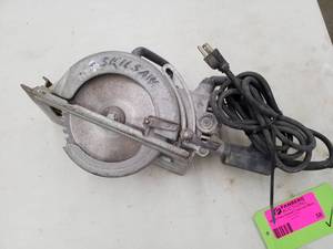 lot 58 image: Skil Skilsaw 7-14in. Worm Drive Saw HD77