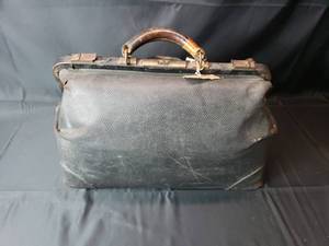 lot 10 image: Vintage Doctors Bag