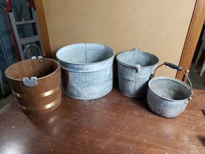lot 43 image: 4 Pails and Containers