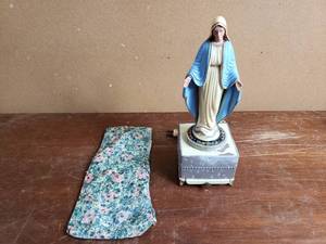lot 60 image: Musical Rosary Holder