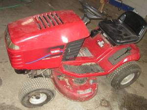 lot 7 image: Toro Riding Lawnmower - works.  Mod...