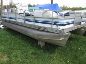 lot 16 image: 1991 Forester pontoon, everything w...