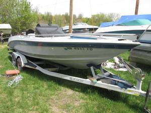 lot 17 image: 1986 Mastercraft Tri-Star Boat.  19...