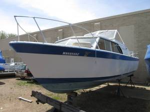 lot 18 image: 1965 Chriscraft Commander houseboat...