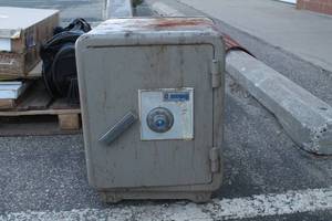 lot 17 image: Sentry Heavy Duty Combination Steel Safe