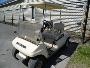 lot 3 image: Club Car Golf Cart