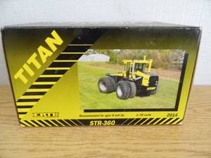 lot 7 image: Ertl Titan STR-360 Tractor