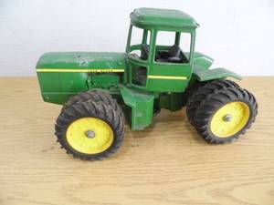 lot 17 image: John Deere Tractor