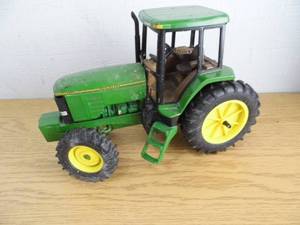 lot 18 image: John Deere Tractor