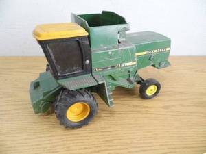 lot 19 image: John Deere Tractor