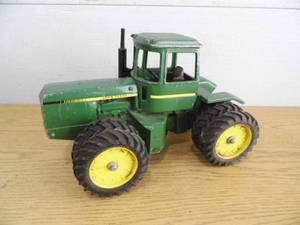 lot 20 image: John Deere Tractor
