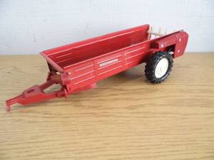 lot 22 image: International Manur Wagon