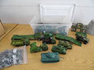 lot 28 image: Army Men wContainer