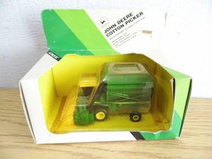 lot 72 image: Ertl John Deere Cotton Picker