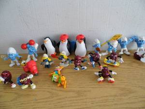 lot 84 image: Raisins - Smurfs