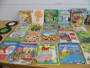 lot 111 image: Childrens 45s