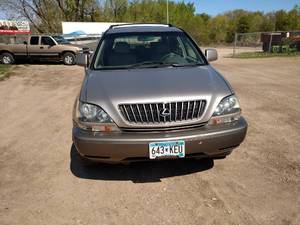 lot 2 image: 2000 Lexus FX300 SUV