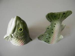 lot 1 image: VINTAGE LAKE TROUT FISH SALT & PEPPER SHAKERS - NICE - SEE PICTURES