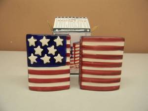 lot 6 image: VINTAGE AMERICAN FLAG SALT & PEPPER SHAKERS - IN BOX - SEE PICTURES