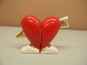 lot 7 image: VINTAGE HEART AND ARROW SALT & PEPPER SHAKERS - NICE - SEE PICTURES
