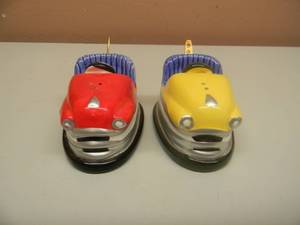 lot 9 image: VINTAGE VANDOR BUMPER CARS SALT & PEPPER SHAKERS - NICE, VERY COOL SET - SEE PICTURES