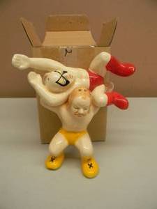 lot 17 image: VINTAGE WRESTLERS CERAMIC SALT & PEPPER SHAKERS - ABOUT 4 TALL - AWESOME SET IN THE BOX - VERY COOL - SEE PICTURES