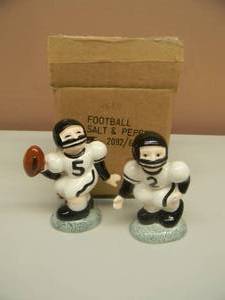 lot 21 image: VINTAGE FOOTBALL PLAYERS SALT & PEPPER SHAKER - NEW IN BOX - GREAT MAN CAVE SET - SEE PICTURES