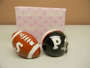 lot 22 image: VINTAGE FOOTBALL & HELMET SALT & PEPPER SHAKER - NEW IN BOX - GREAT MAN CAVE SET - SEE PICTURES