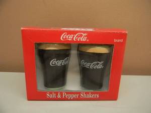 lot 37 image: VINTAGE RARE COCA-COLA SALT & PEPPER SHAKERS - GLASS OF COKE  - IN BOX - SEEN PICTURES
