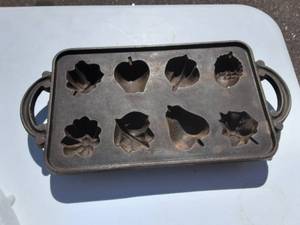 lot 42 image: Cast Iron MoldPan