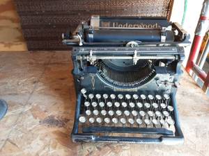 lot 44 image: Vintage Underwood Manual Typewriter