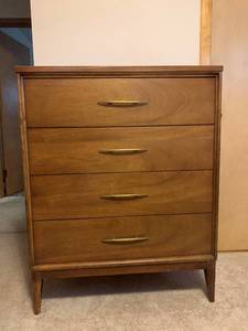 lot 7 image: Dresser