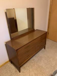 lot 8 image: Dresser with Mirror