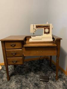 lot 4 image: Sewing Machine & Cabinet