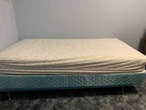 lot 21 image: Twin Size Bed
