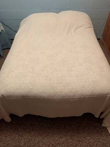 lot 24 image: Full Size Bed