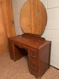 lot 57 image: Vintage Makeup Dresser with Mirror