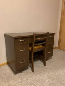 lot 17 image: Desk & Chair
