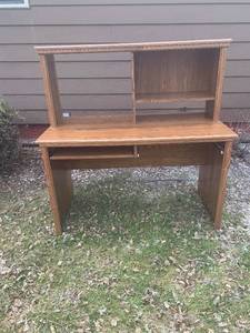 lot 12 image: Desk