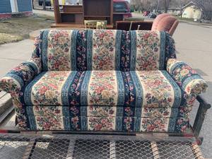 lot 18 image: Sofa
