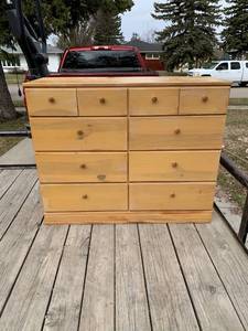 lot 3 image: Dresser
