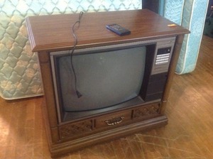 lot 15 image: 25 Quasar TV on Wheels