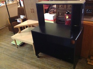lot 49 image: Desk, Endtable & Bissell Vac