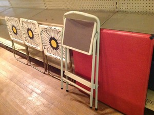 lot 98 image: Table, Step Stool & TV Trays