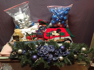 lot 111 image: Holiday Decor
