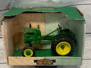 lot 1 image: Vintage John Deere Model LA Tractor