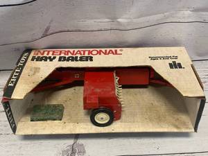 lot 2 image: Ertl International Hay Baler #447 116 scale