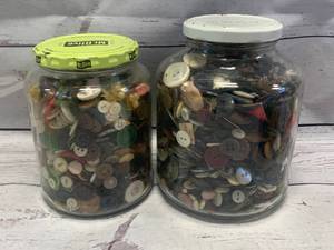 lot 33 image: 6lbs Vintage buttons